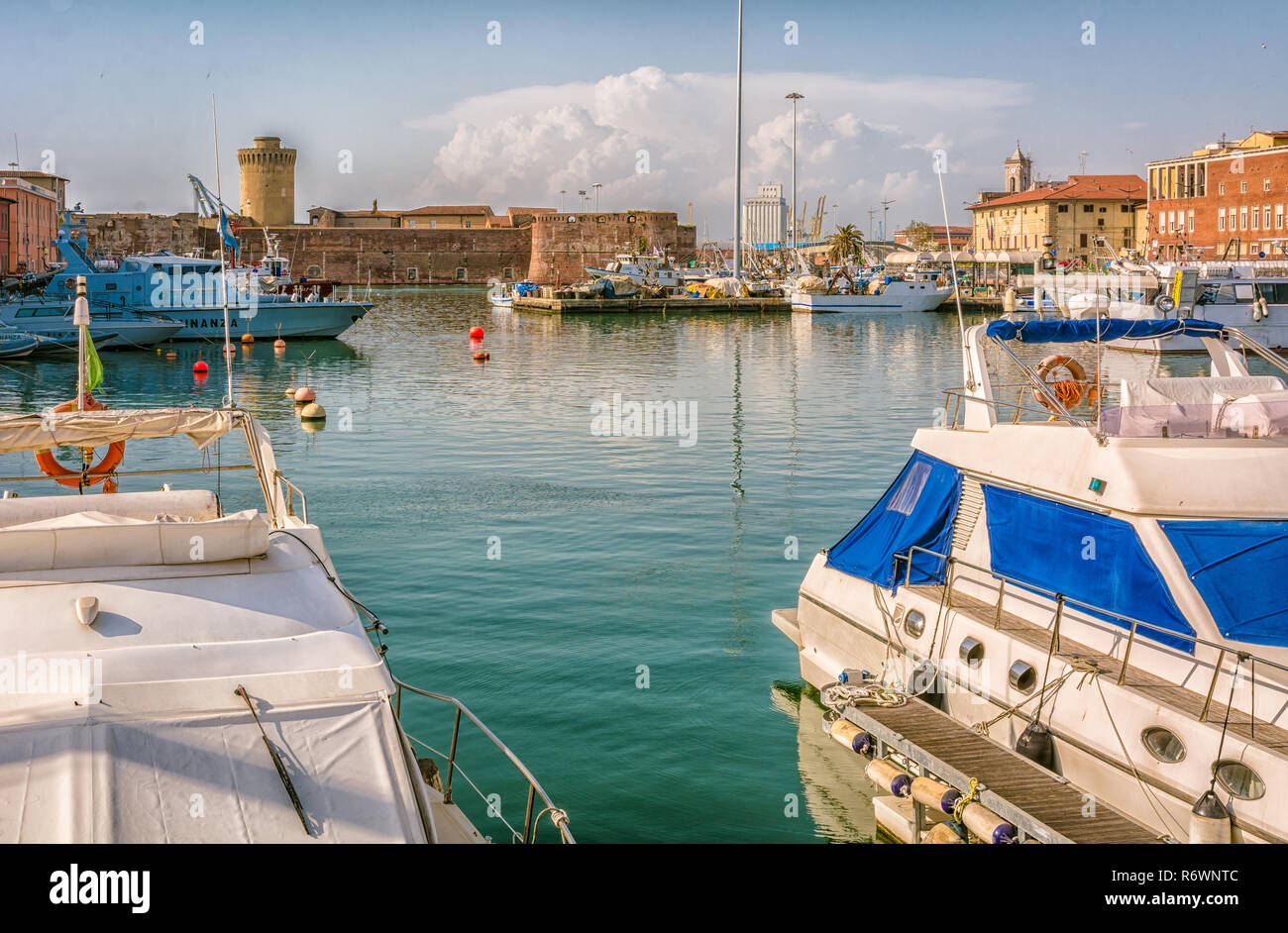 Vue de la Fortezza Vecchia, une ancienne forteresse avec une tour située à Livourne, sur un domaine que beaucoup appellent la petite Venise, Toscane, Italie Banque D'Images