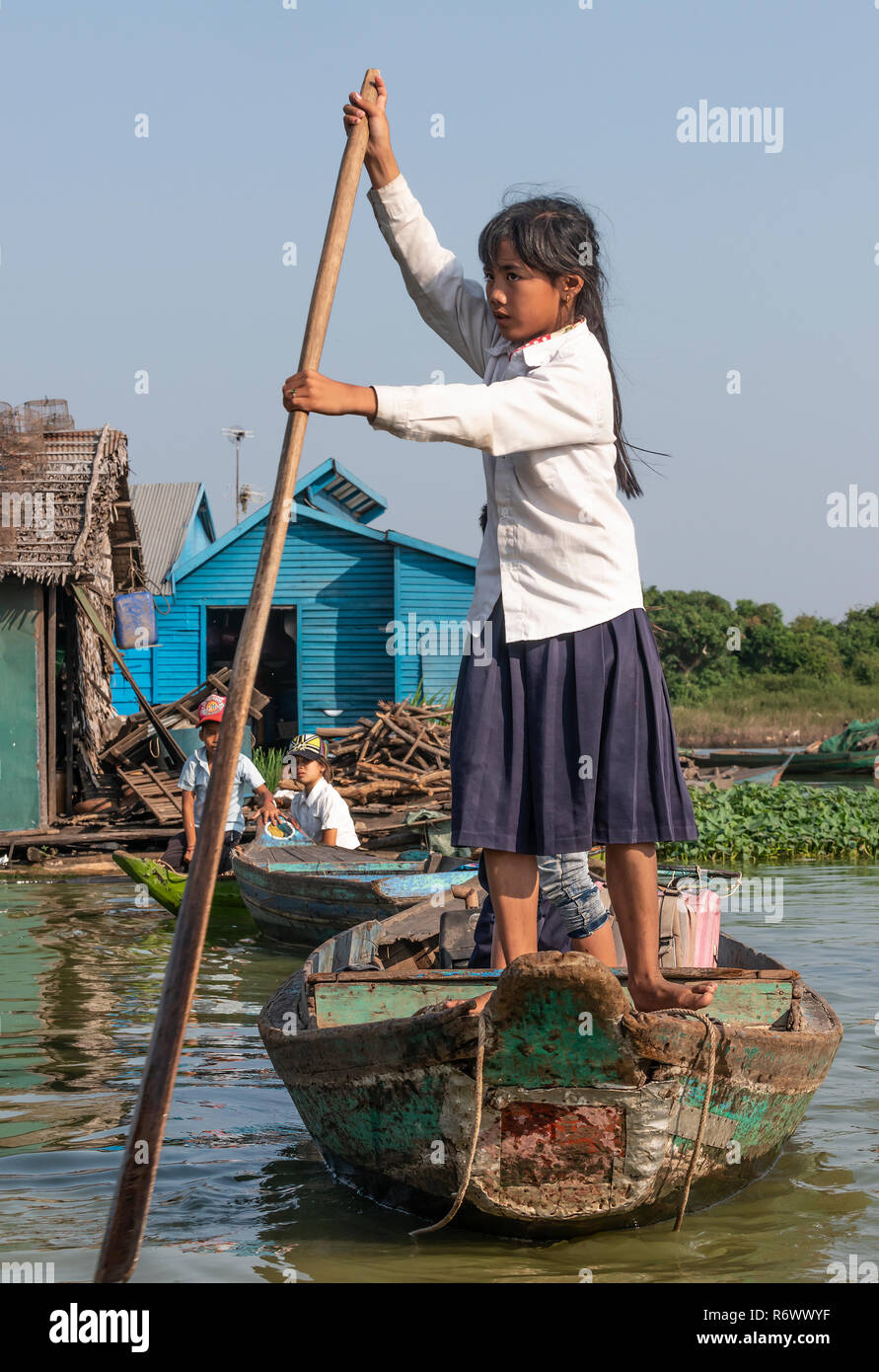 Une écolière vivant sur Tonle SAP Lake puise son bateau à la maison de son école flottante - Cambodge, Asie du Sud-est Banque D'Images