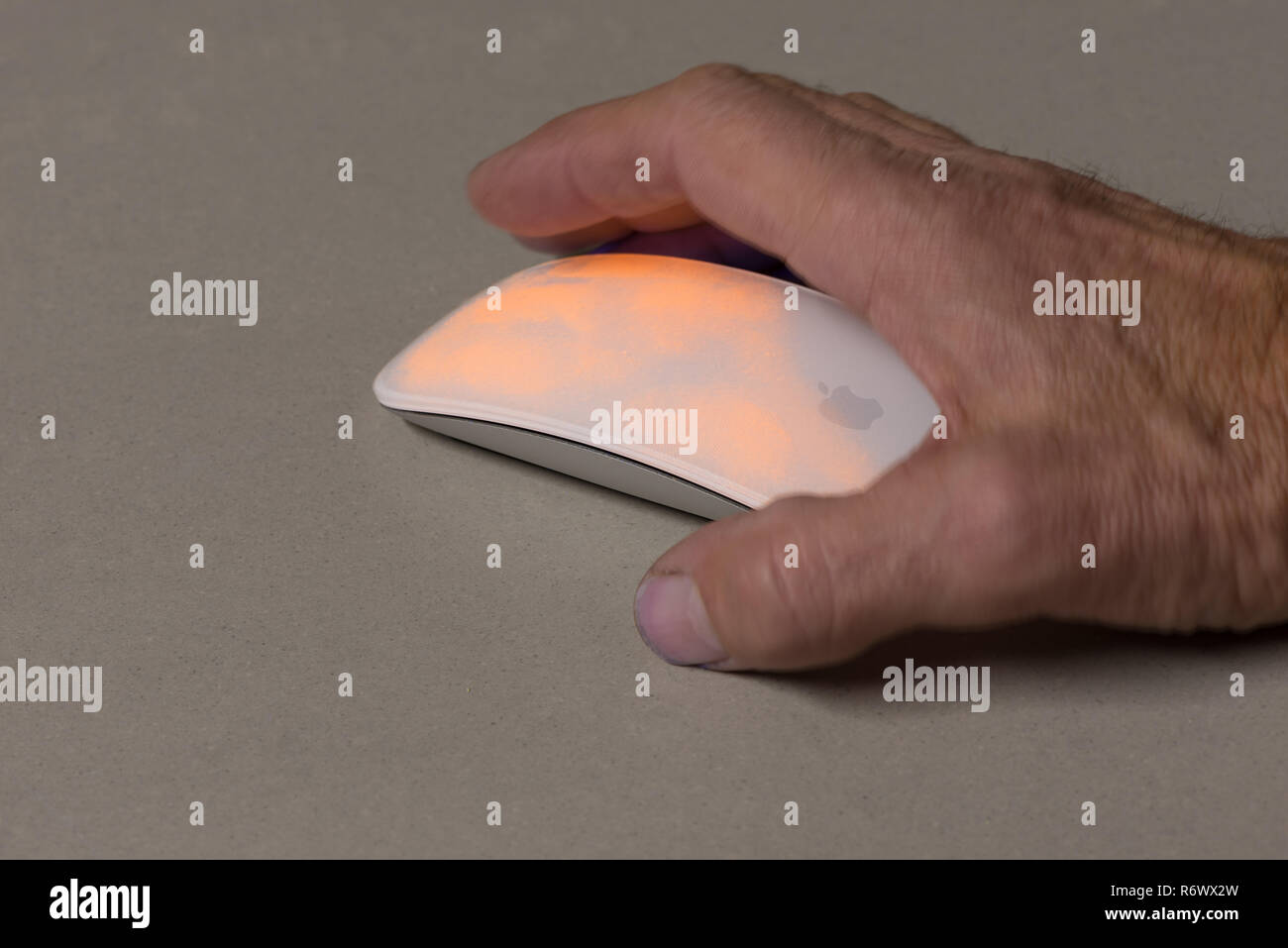 IMouse trackable montrant des traces d'empreintes digitales de la souris et les principaux domaines d'utilisation par droitier homme orange vif brillant sous la lumière ultraviolette  + lumière du jour Banque D'Images