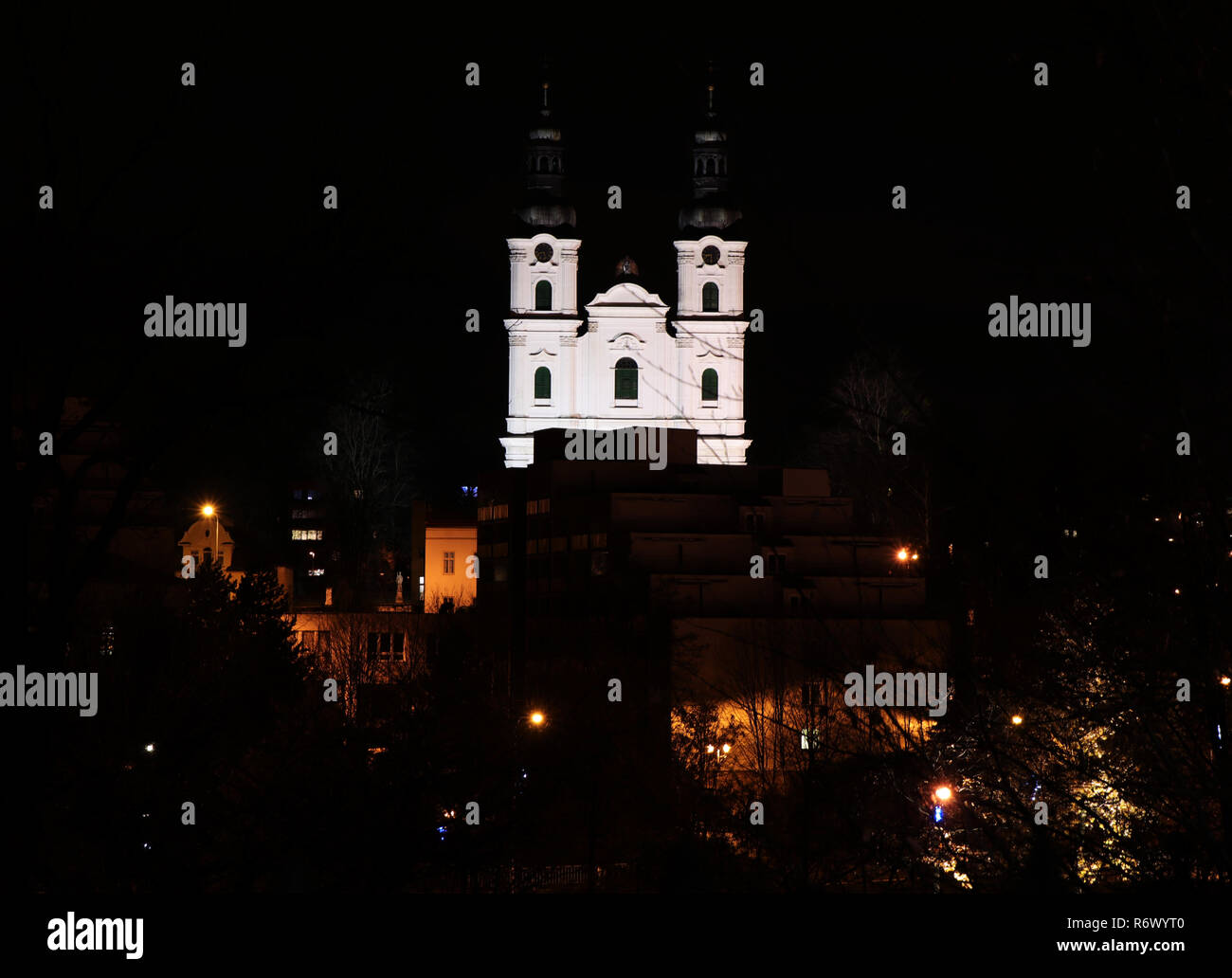 Une belle vue sur l'église à Frydek Mistek. Basilique de la Visitation de la Vierge Marie dans le noir Banque D'Images