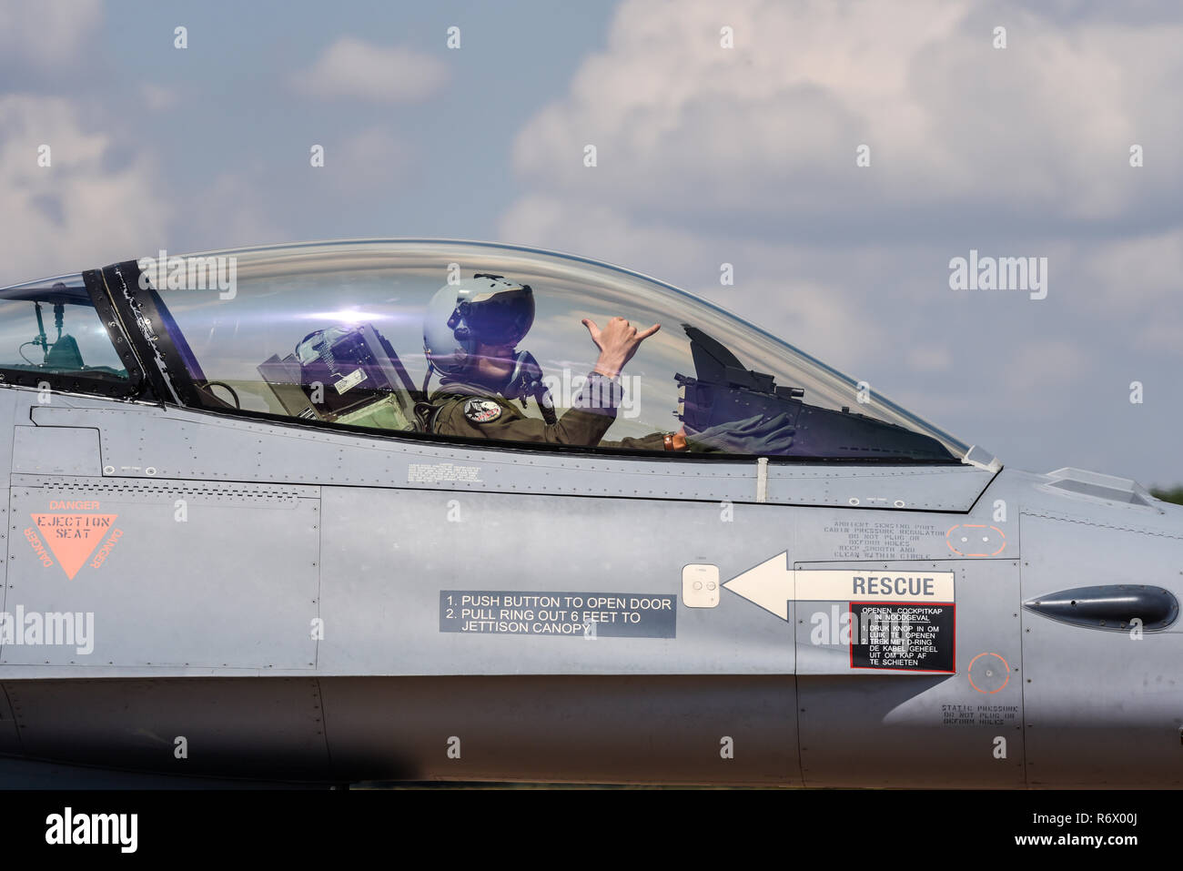Suspendez-le. Pilote d'un avion de chasse F-16 de la Royal Netherlands Air Force de 322 escadron au Royal International Air Tattoo, riat, RAF Fairford show aérien Banque D'Images