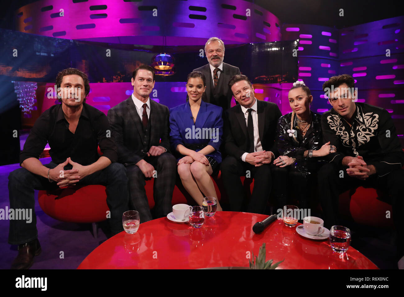 Graham Norton avec l'hôte (assis, de gauche à droite) Matthew McConaughey, John Cena, Hailee Steinfeld, Jamie Oliver, Miley Cyrus et Mark Ronson pendant le tournage pour le Graham Norton Show à BBC Television Centre 6 Studioworks, Wood Lane, Londres, pour être diffusé sur BBC One le vendredi soir. PRESS ASSOCIATION. Photo date : Jeudi 6 décembre 2018. Crédit photo doit se lire : PA au nom de tant d'images satellite Banque D'Images