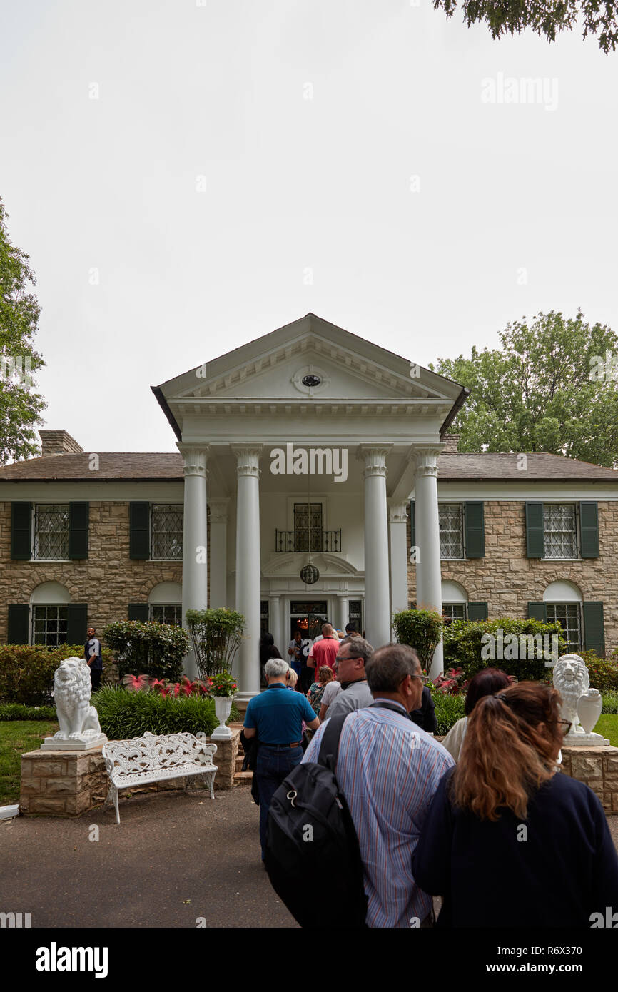 Les touristes faisant la queue pour entrer dans la maison d'Elvis Presley à Graceland à Memphis, Tennessee Banque D'Images