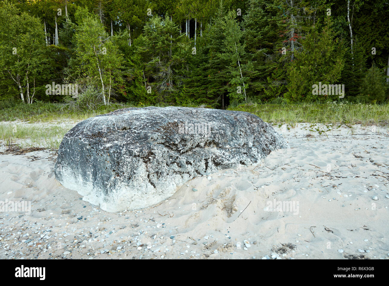 Rocher sacré, un grand rocher de granit sur la plage, dans le nord-est de Michigan utilisé par les Amérindiens comme une borne frontière et Autel Sacrificiel Banque D'Images