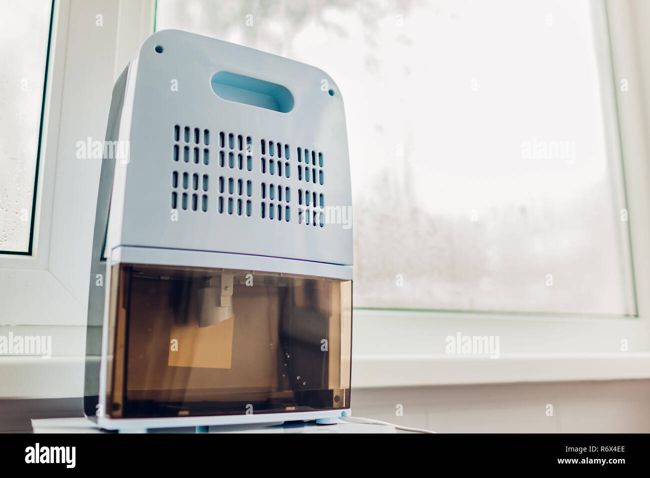Déshumidificateur avec l'écran tactile, l'humidité, l'indicateur de lampe uv ioniseur d'air, l'eau, œuvres de conteneurs fenêtre humide. Banque D'Images