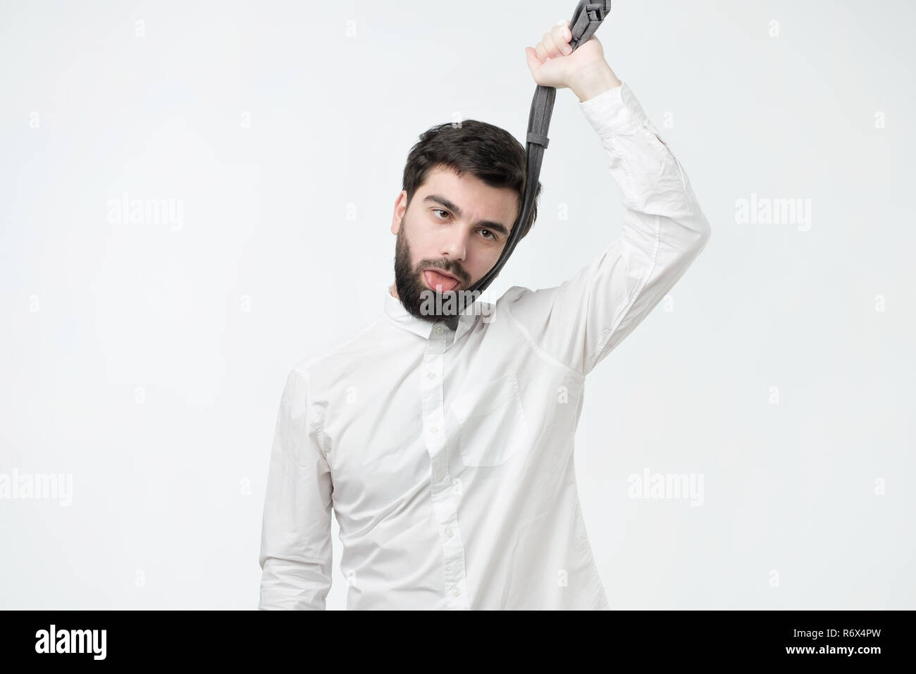 Idées d'affaires espagnol en chemise blanche cravate lui-même d'étrangler  Photo Stock - Alamy