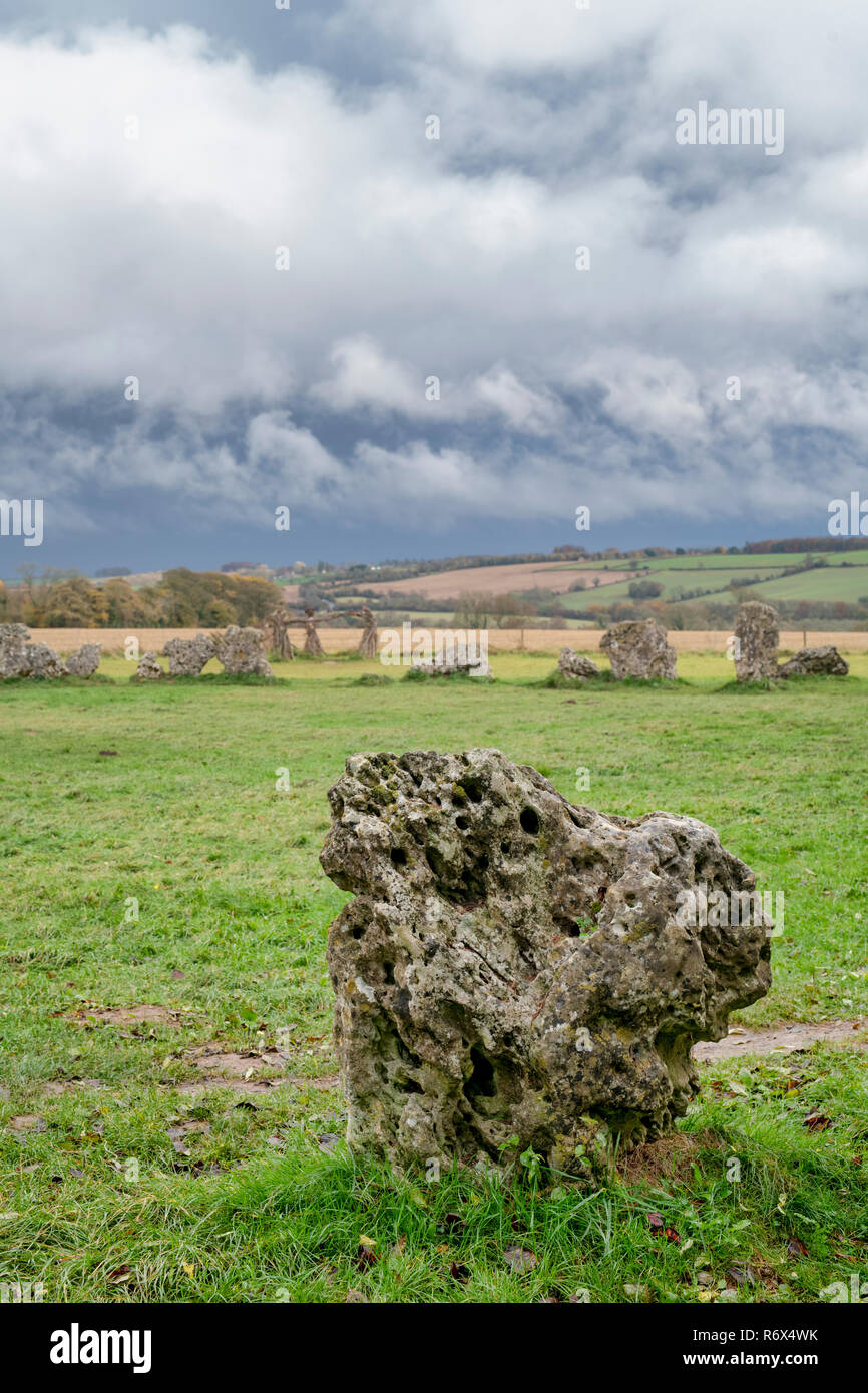 Le Rollright stones sur un novembre matin en face de nuages de pluie. Oxfordshire, Angleterre Banque D'Images