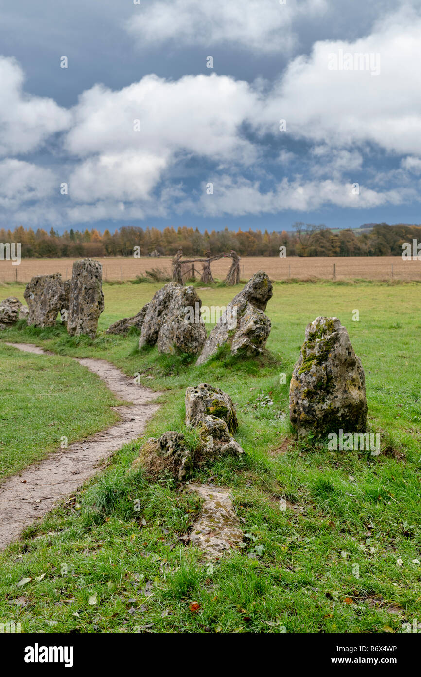 Le Rollright stones sur un novembre matin en face de nuages de pluie. Oxfordshire, Angleterre Banque D'Images