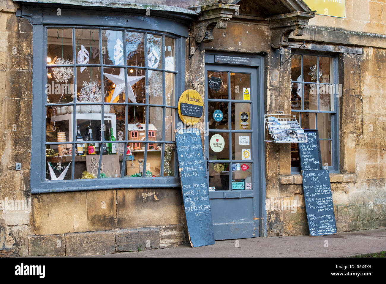 Toke's deli food and wine shop en décembre à Chipping Campden, Cotswolds, Gloucestershire, Angleterre Banque D'Images