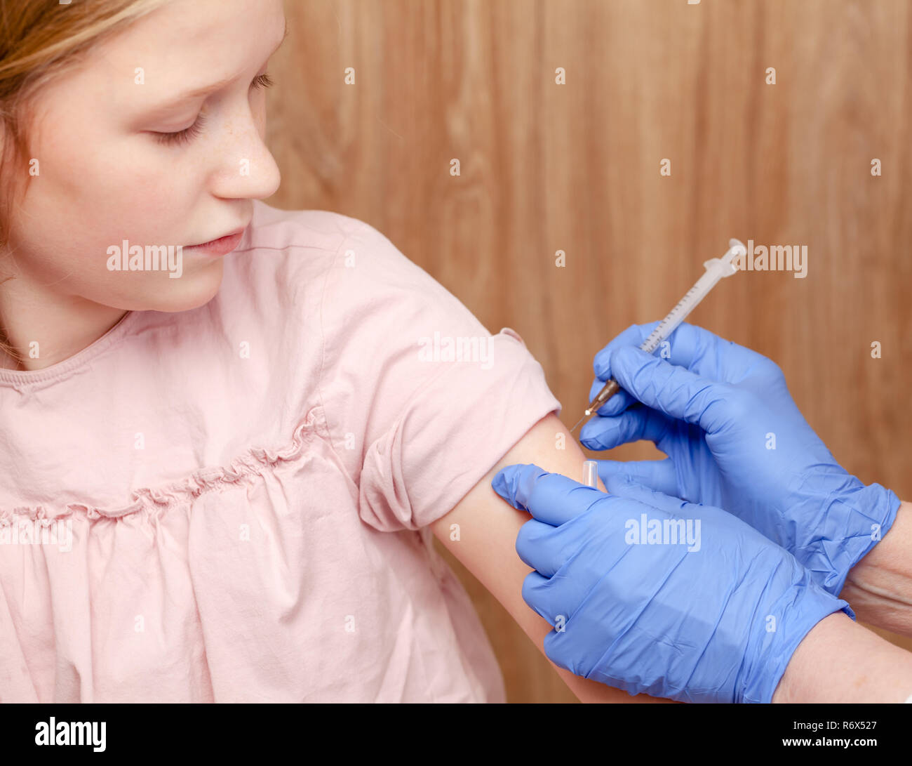 Pédiatre de donner une injection intramusculaire d'un vaccin à un preteen girl's Arm - concept de vaccination des enfants Banque D'Images