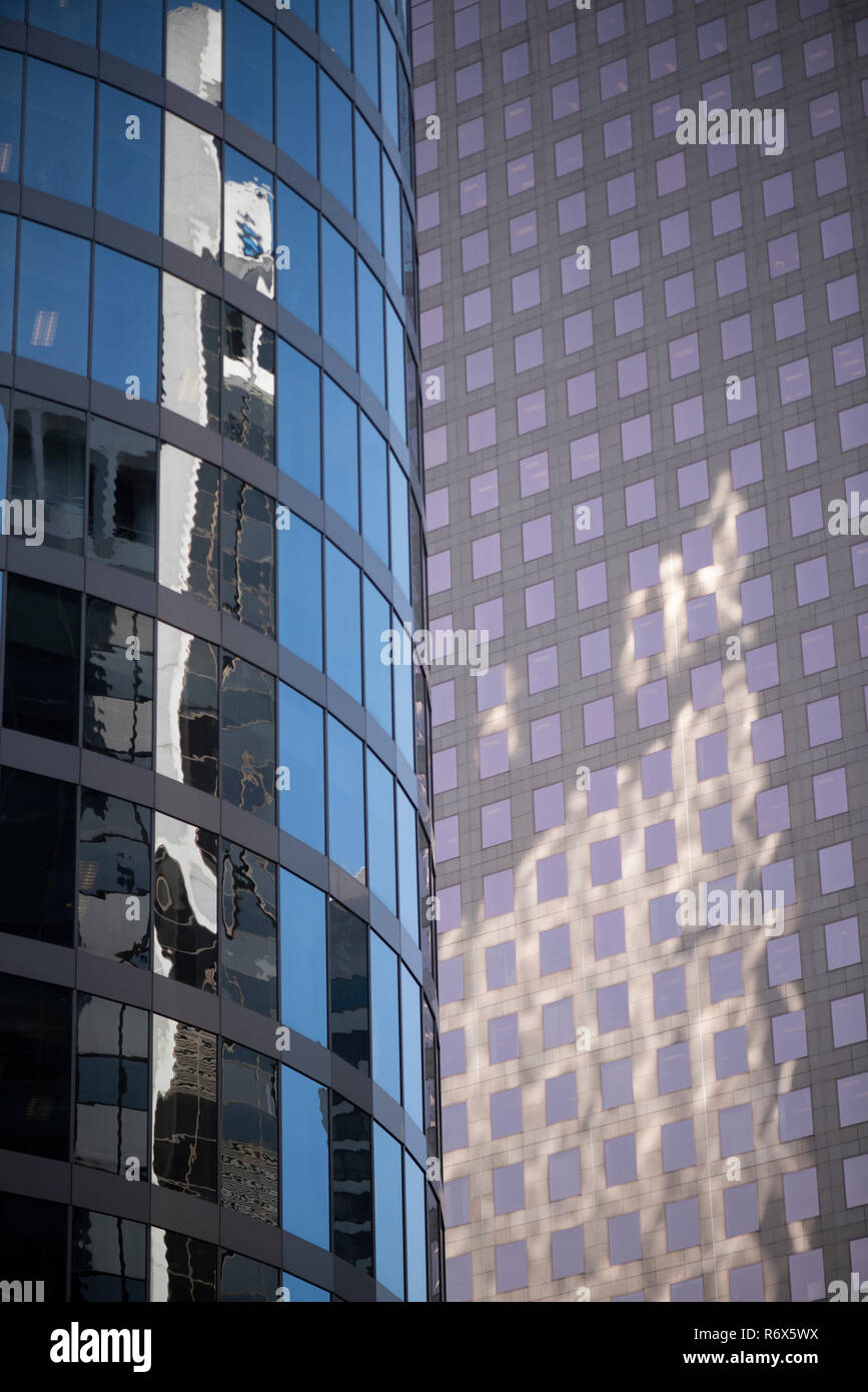 Shot artistique de deux tours de bureaux en centre-ville avec design différent et face à la réflexion sur les édifices Banque D'Images