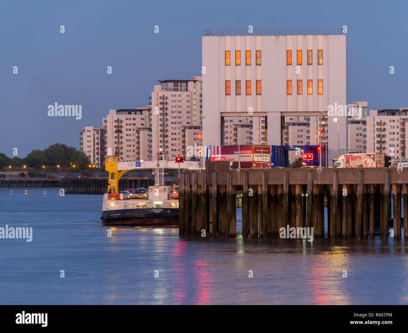 L'Europe, Royaume-Uni, Angleterre, Londres, Woolwich ferry crépuscule Banque D'Images