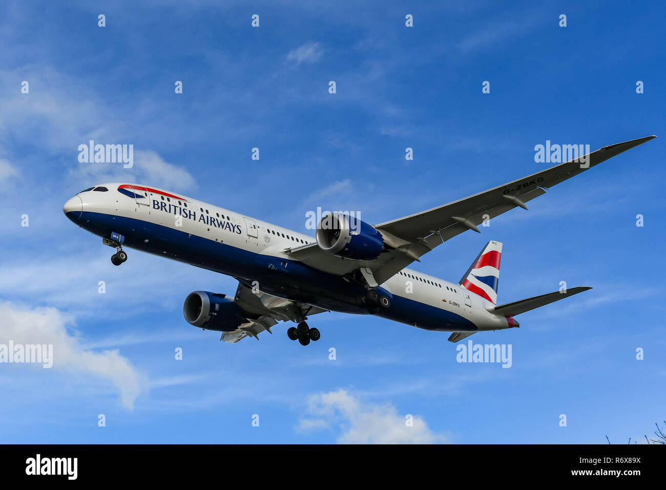 Londres, ANGLETERRE - NOVEMBRE 2018 : British Airways Boeing 787 Dreamliner jet entrée en terre à l'aéroport Heathrow de Londres. Banque D'Images