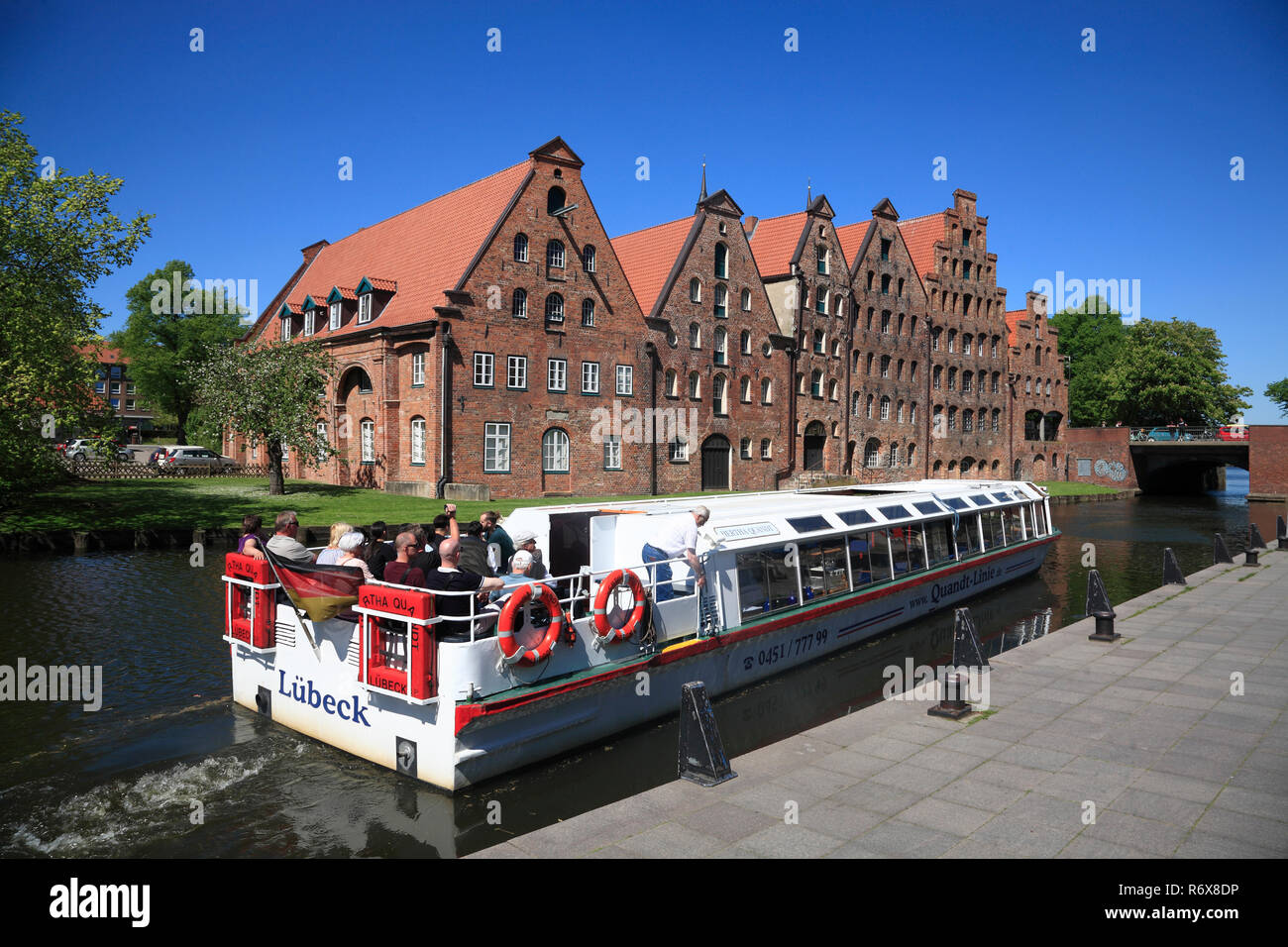 Bateau touristique en face de stockages de sel historique à rivière Trave, Lübeck, Lübeck, Schleswig-Holstein, Allemagne, Europe Banque D'Images