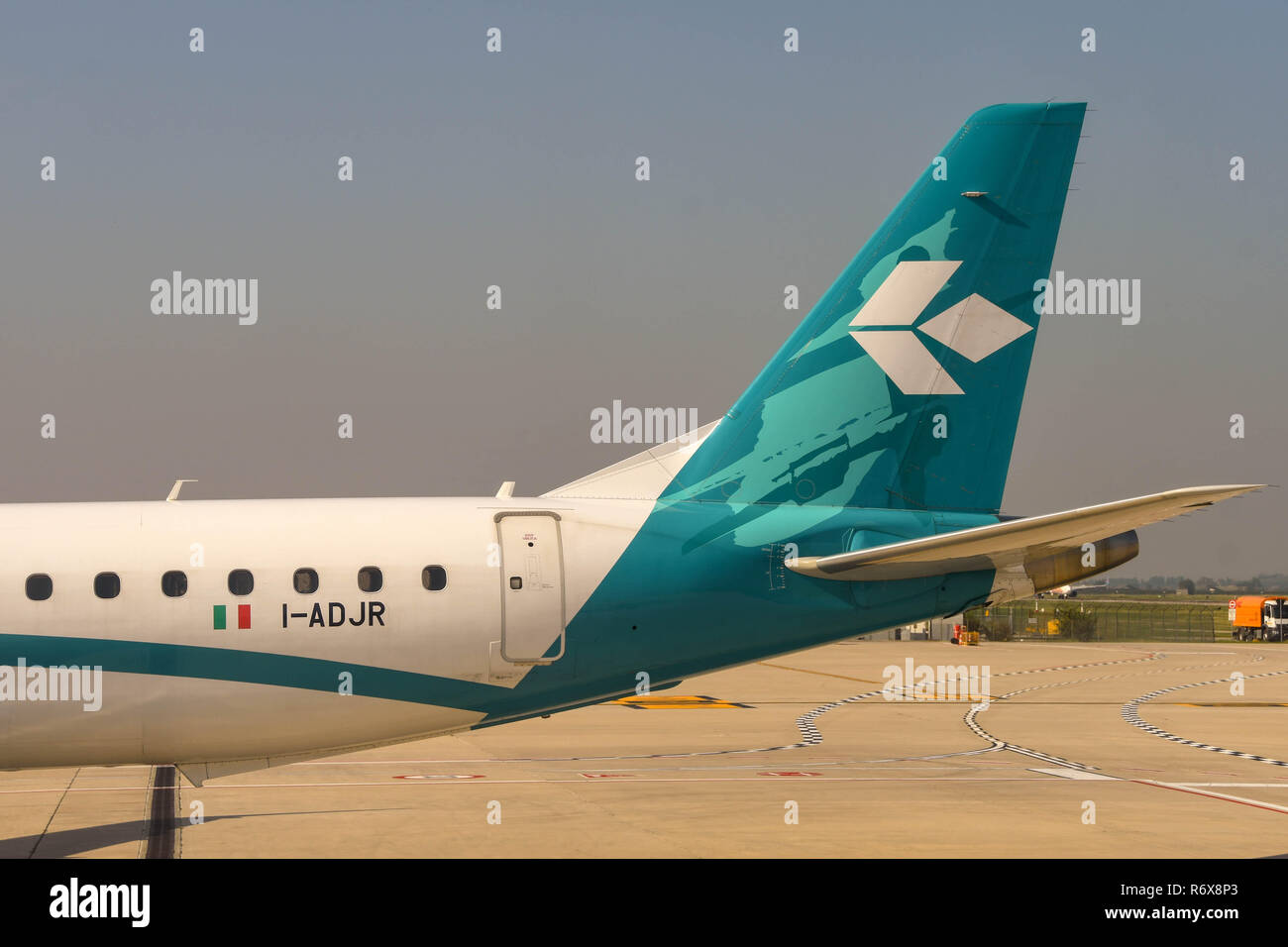 Fin d'un Tali Air Dolomiti Embraer passenger jet Banque D'Images