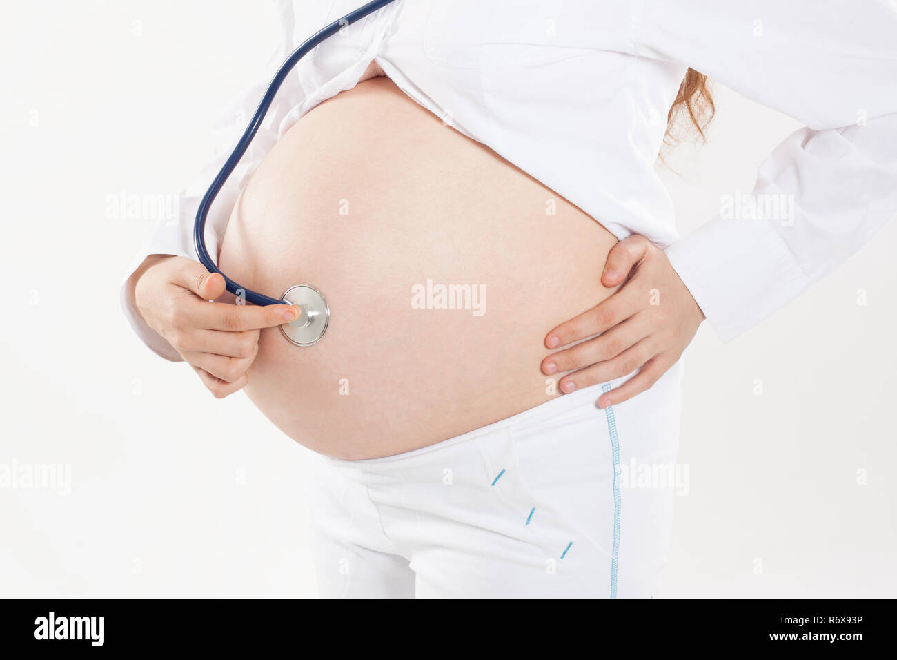 Libre. femme enceinte pour écouter le rythme cardiaque de bébé à l'aide  d'un stéthoscope Photo Stock - Alamy