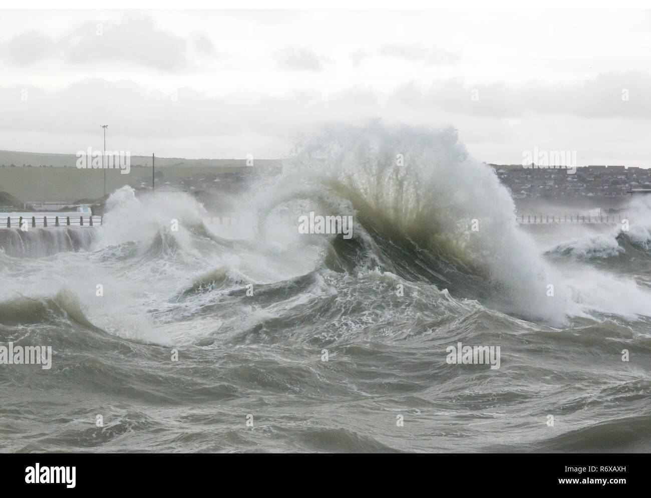 Vague de curling et pulvériser à Newhaven Harbour au Sussex Banque D'Images