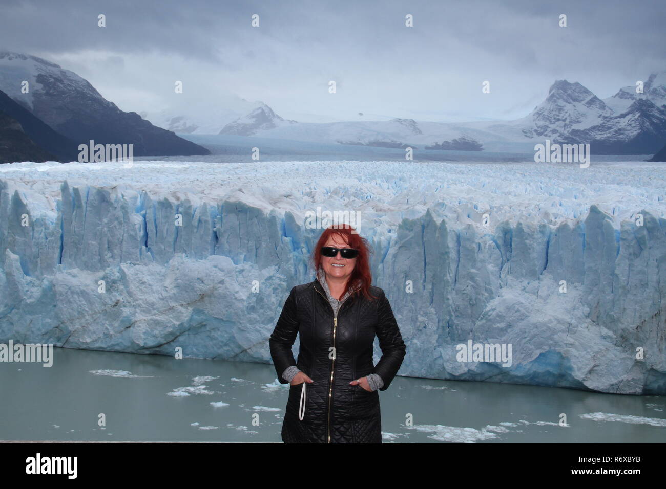 Perito Moreno est le glacier le plus célèbre parce qu'il coupe les périodiquement grands bras sud du lac Argentino. Banque D'Images