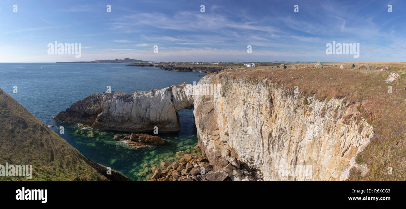 Bwa Gwyn arch la mer sur la côte d'Anglesey au nord du Pays de Galles, Rhoscolyn Banque D'Images