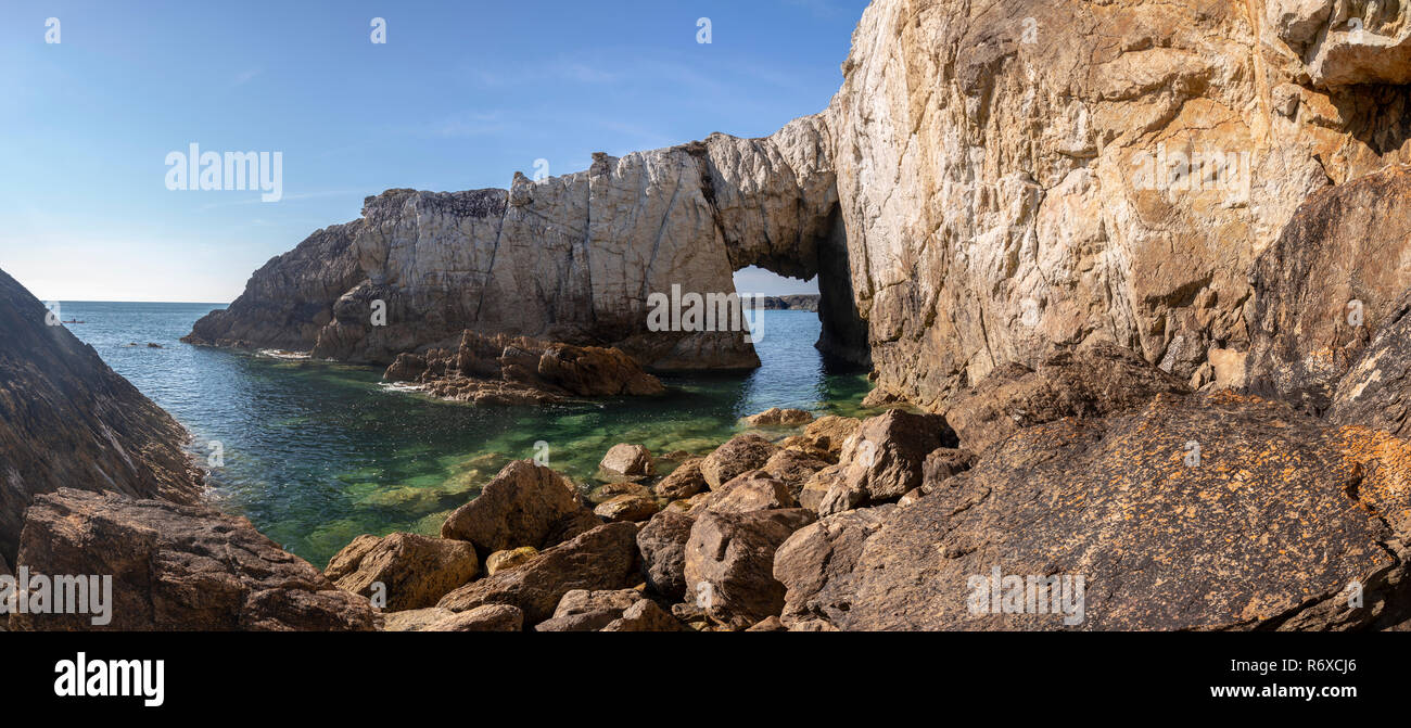 Bwa Gwyn arch la mer sur la côte d'Anglesey au nord du Pays de Galles, Rhoscolyn Banque D'Images