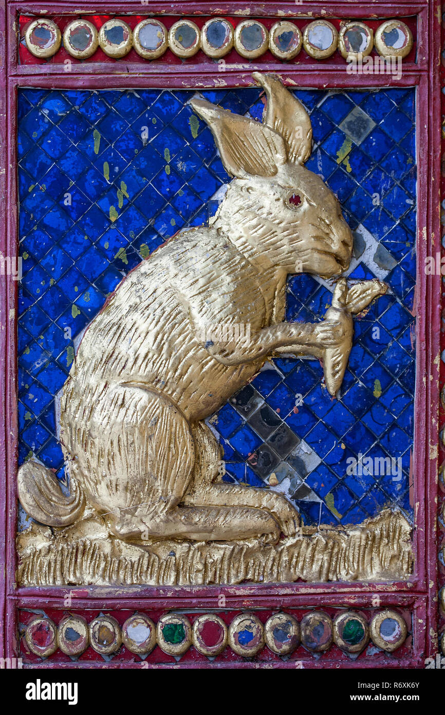 Mosaïque lapin or bleu architecture dynamique wat Thaïlande Banque D'Images