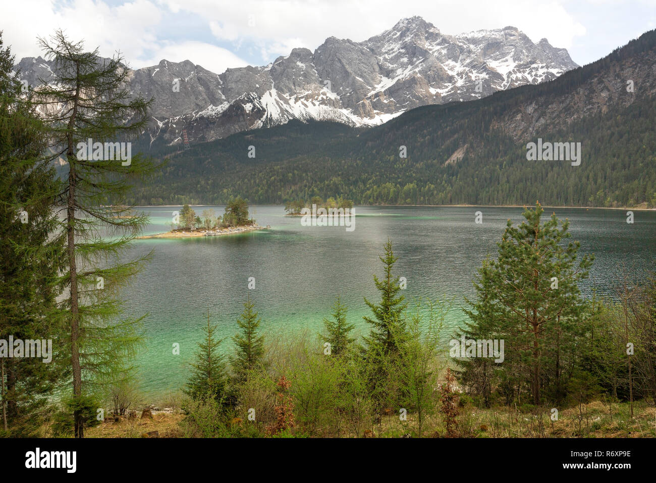 Au printemps eibsee avec vue sur la Zugspitze Banque D'Images