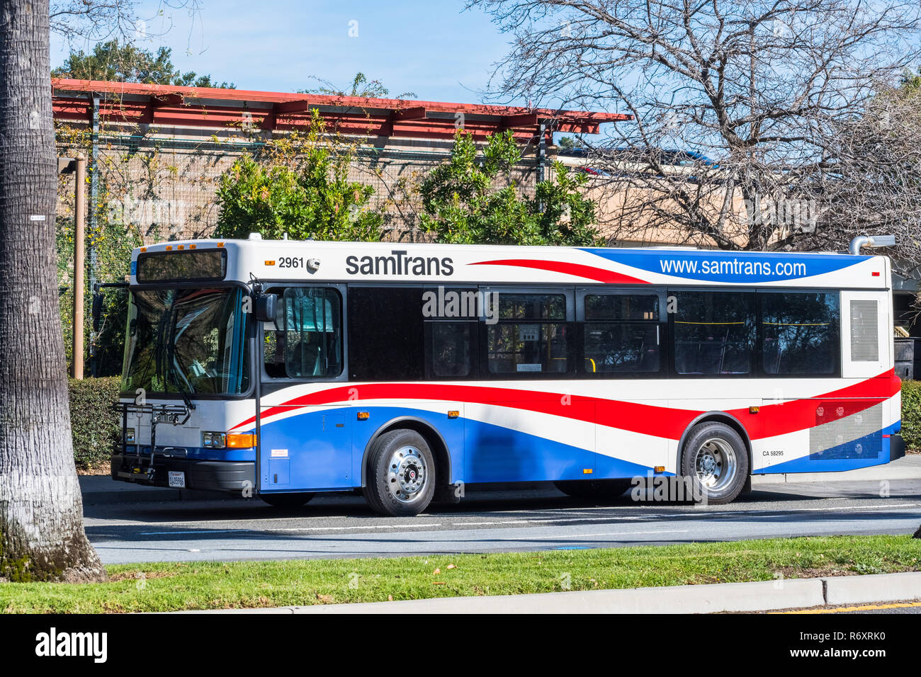 8 février 2018, Palo Alto / CA / USA - bus SamTrans arrêté à la station ; SamTrans est une agence de transport public dans et autour de San Mateo County, San Banque D'Images