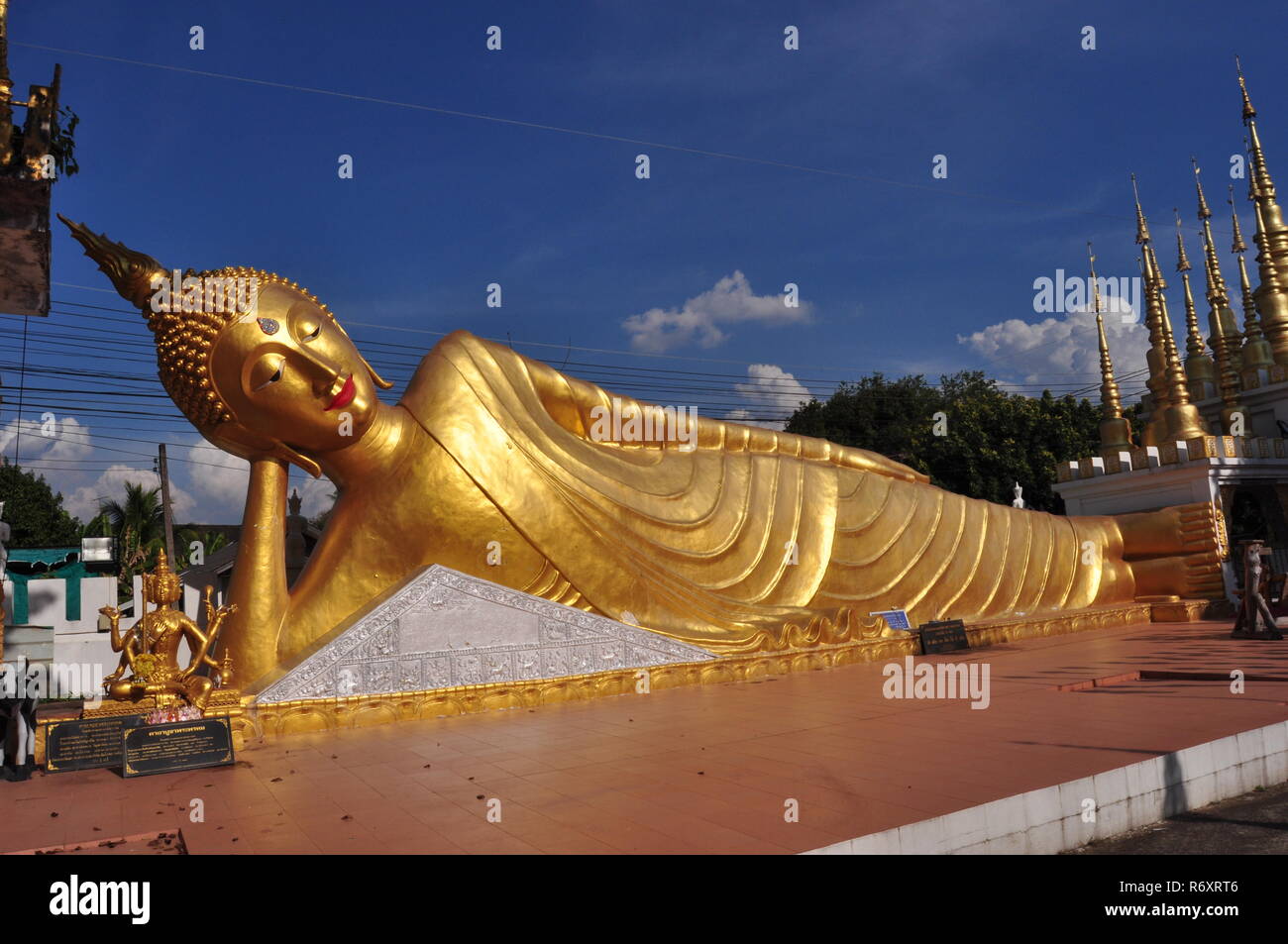 Statue du Bouddha couché, Wat Phong Sunun, Phrae, Nord de la ...