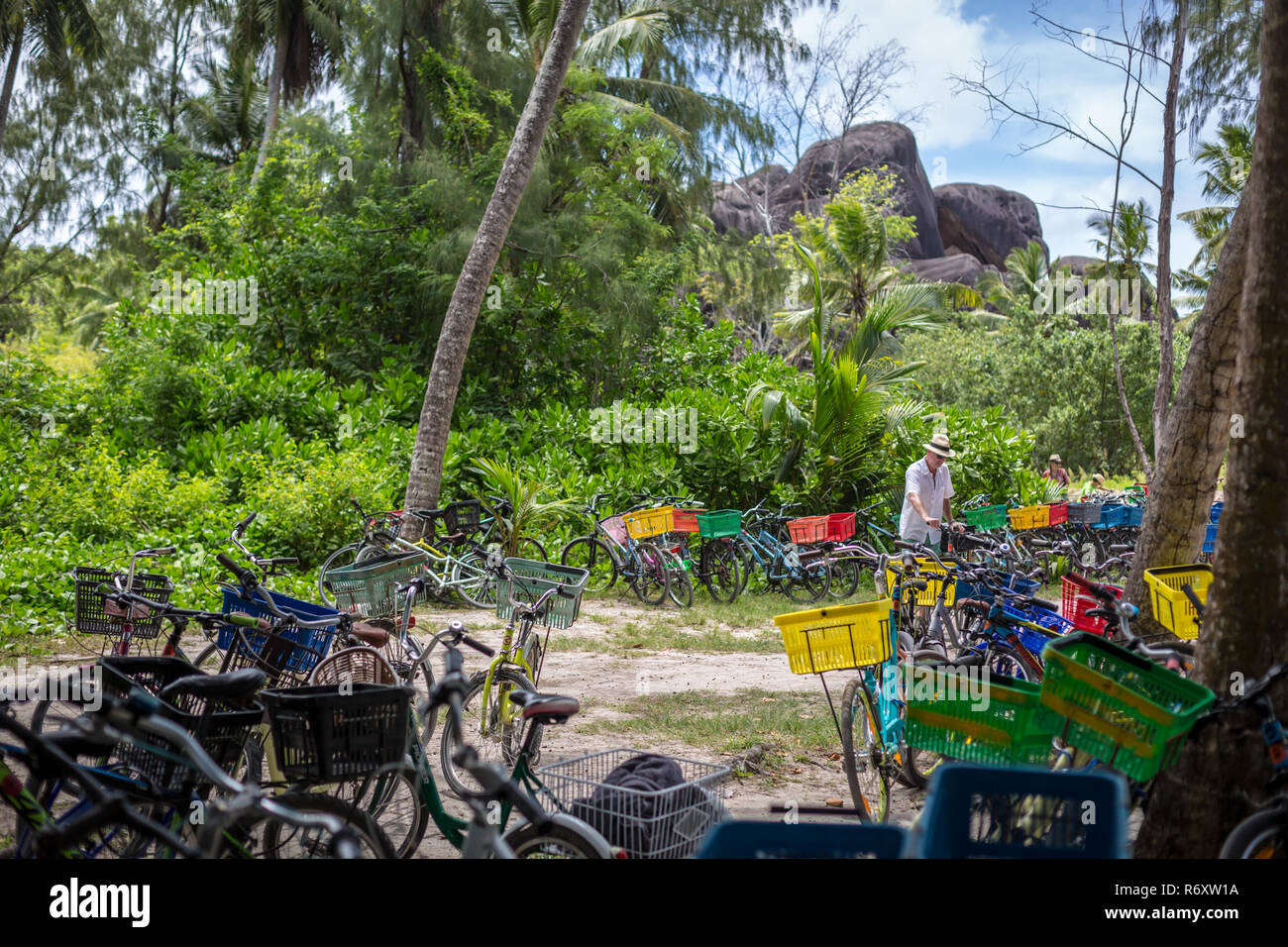 La Digue, Seychelles - Oct 27th 2018 - Un touriste en laissant votre vélo dans l'à l'entrée d'une plage de La Digue aux Seychelles Banque D'Images