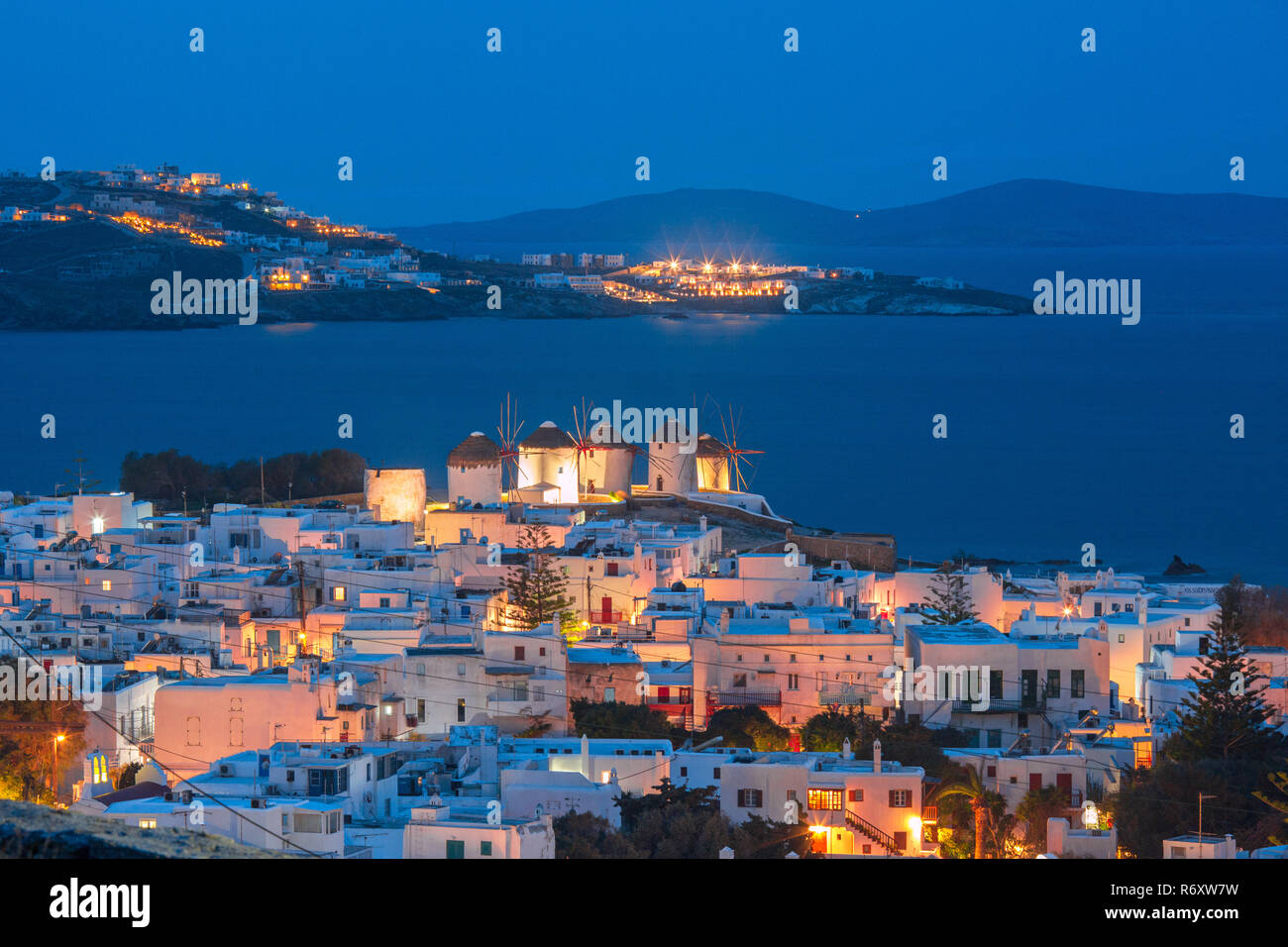 Moulins à vent traditionnels au coucher du soleil, Santorini, Grèce Banque D'Images