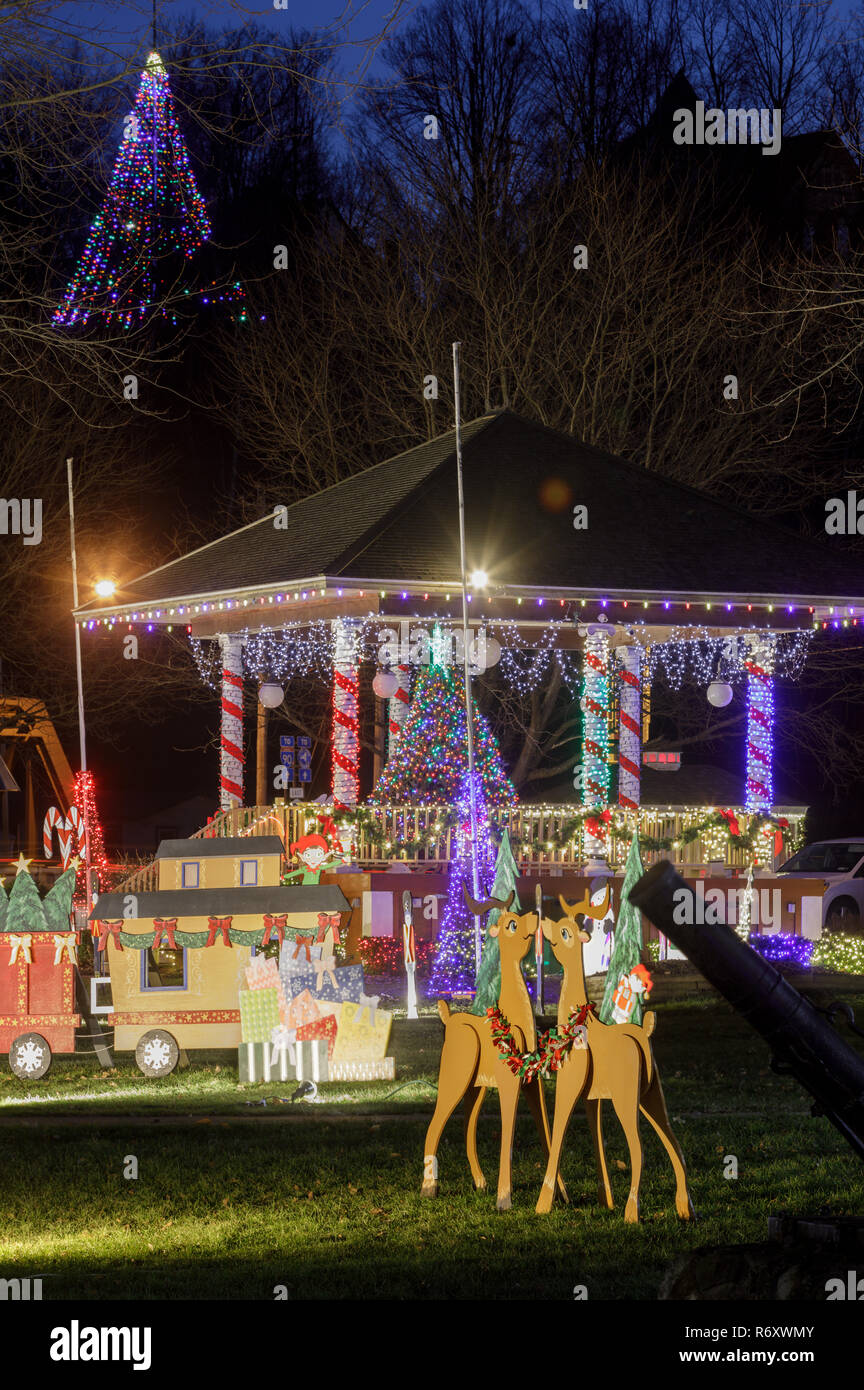 Fort Plain, New York : Place du Village est épaisse avec des décorations de Noël. Banque D'Images
