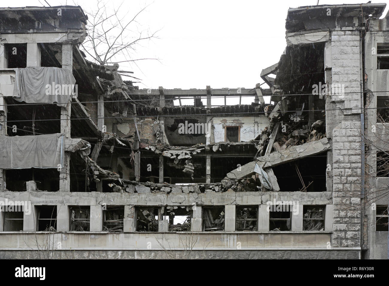 BELGRADE, SERBIE - Mars 30, 2015 : bombardé de dégradation du bâtiment à la rue Kneza Milosa à Belgrade, en Serbie. Banque D'Images