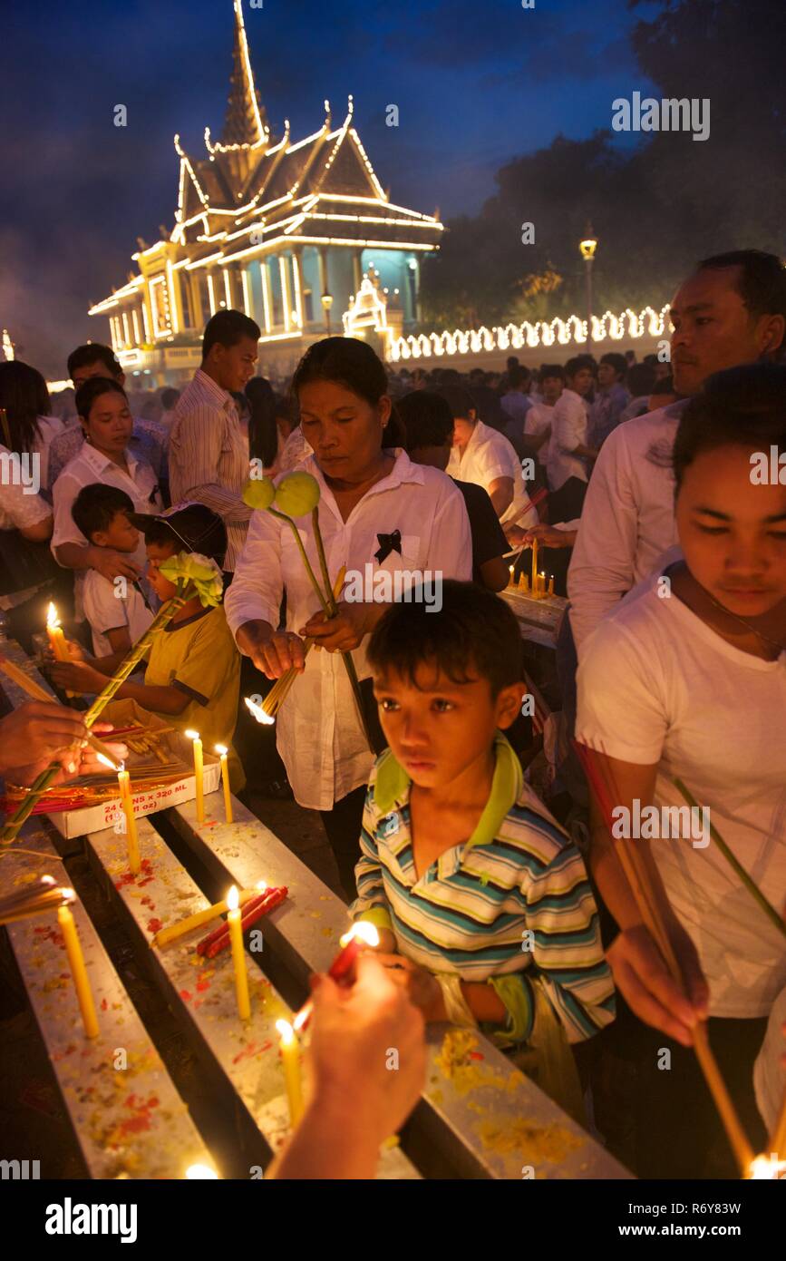 Les moines bouddhistes et le public cambodgien pleurer la mort du Roi Norodom Sihanouk. Il était le roi du Cambodge de 1941 à 1955 et de nouveau de 1993 à Banque D'Images