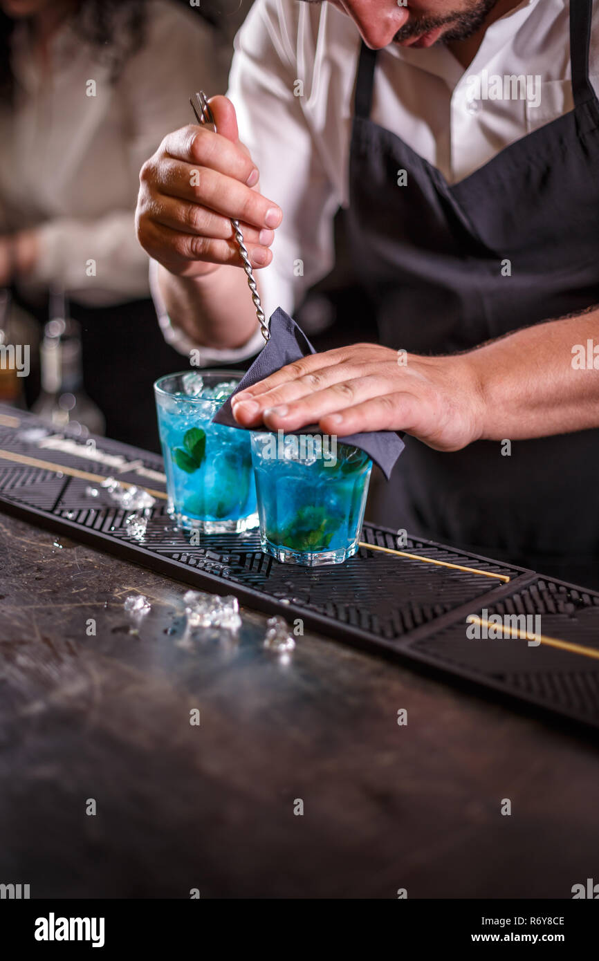 Barman est en remuant des cocktails Banque D'Images