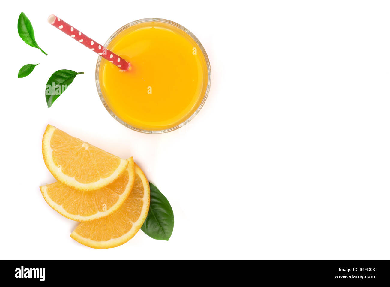 Verre de jus d'orange avec des tranches d'agrumes et de feuilles isolées sur fond blanc avec l'exemplaire de l'espace pour votre texte, vue d'en haut Banque D'Images