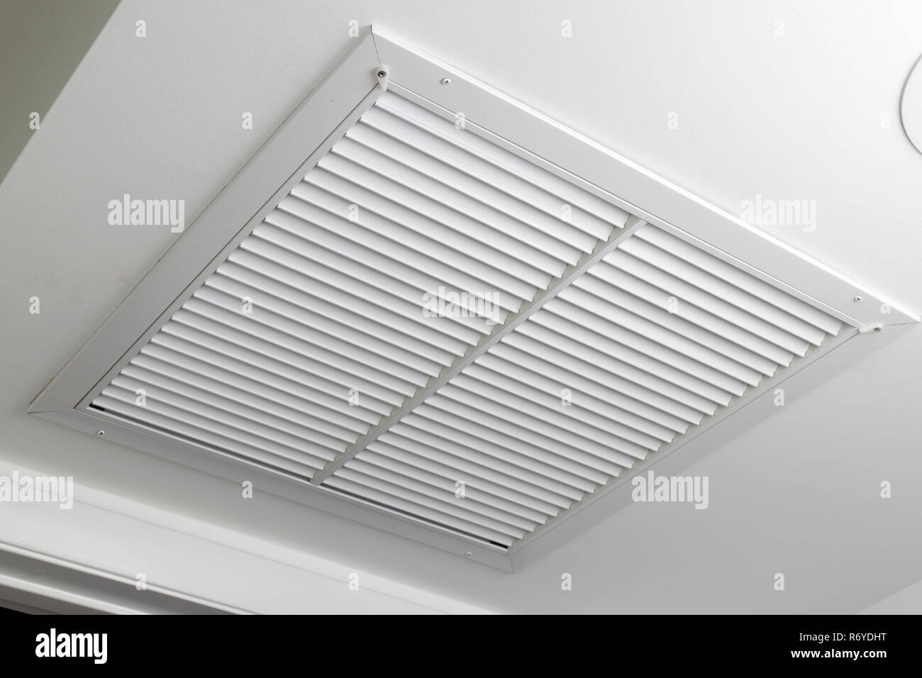 Filtre à air au plafond blanc grille de ventilation Photo Stock - Alamy