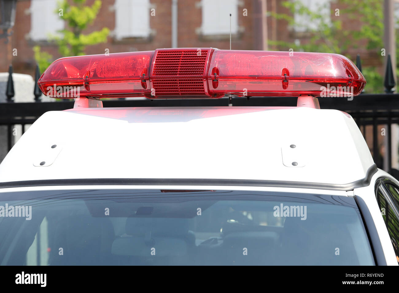 Japanesep la lumière rouge de la police montée sur le toit de voiture de  police Photo Stock - Alamy