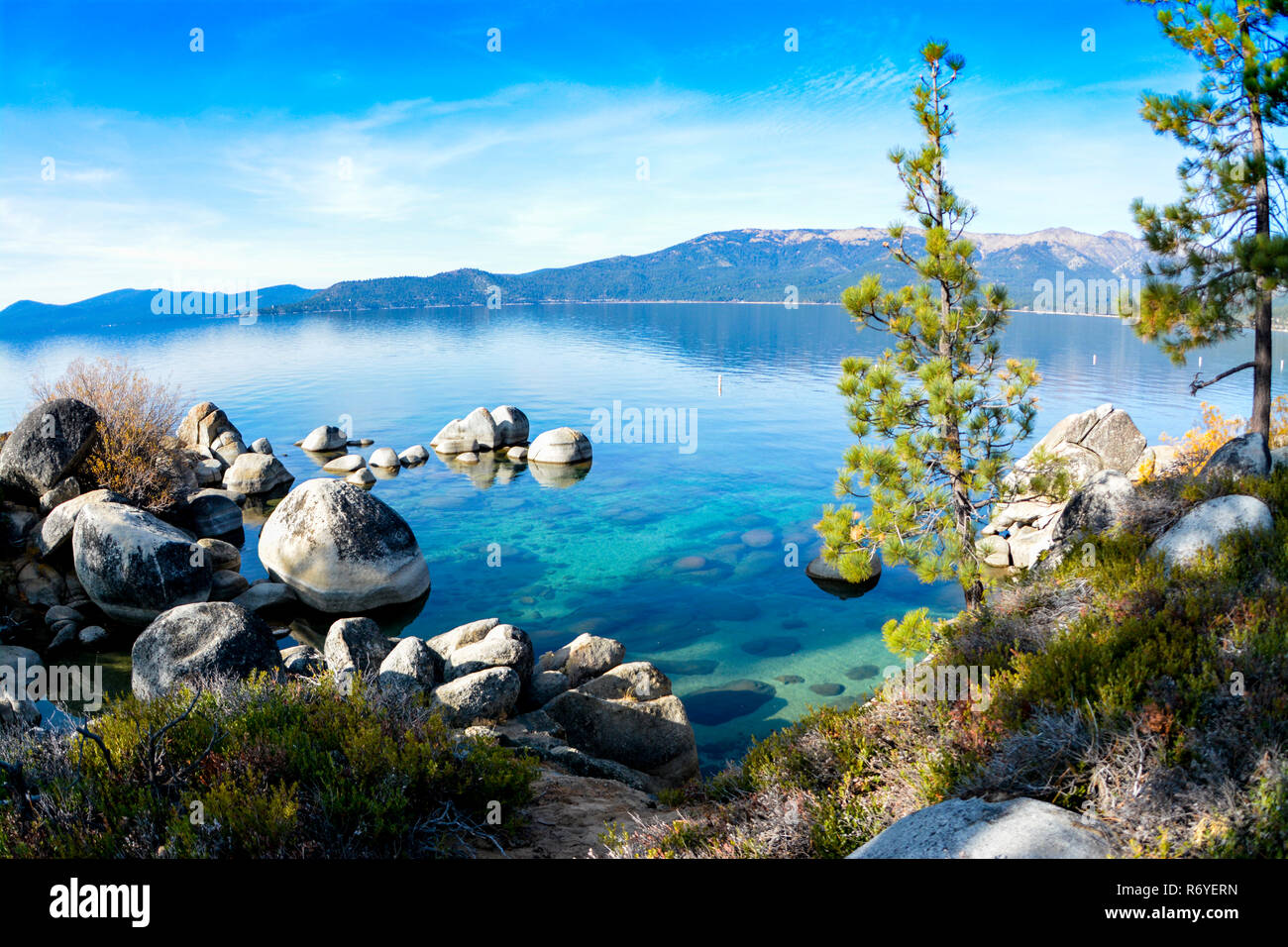 Le port de sable à Lake Tahoe avec des pins et des rochers Banque D'Images