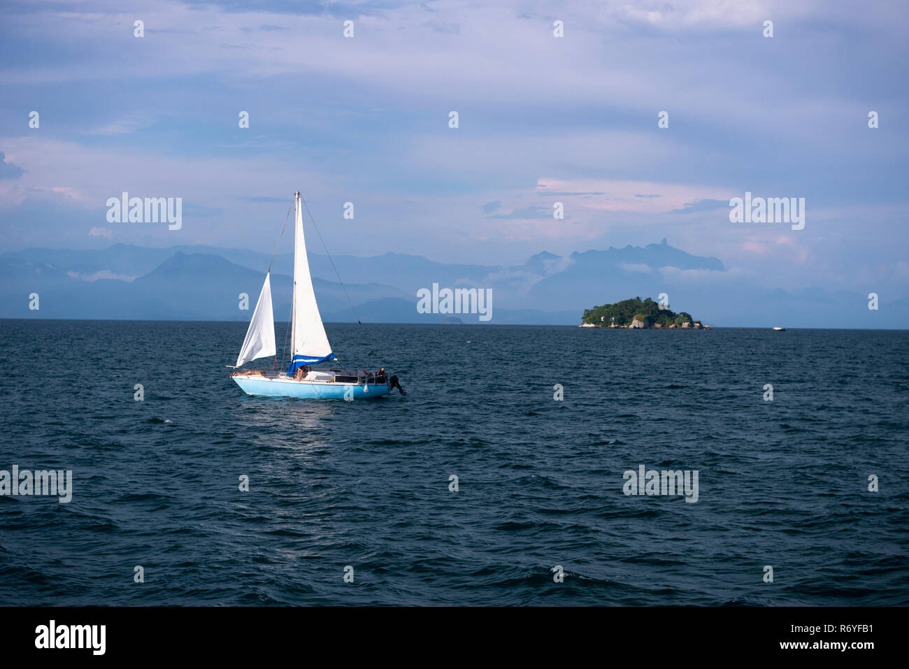 Un bateau à voile Baie de Paraty, Brésil Banque D'Images