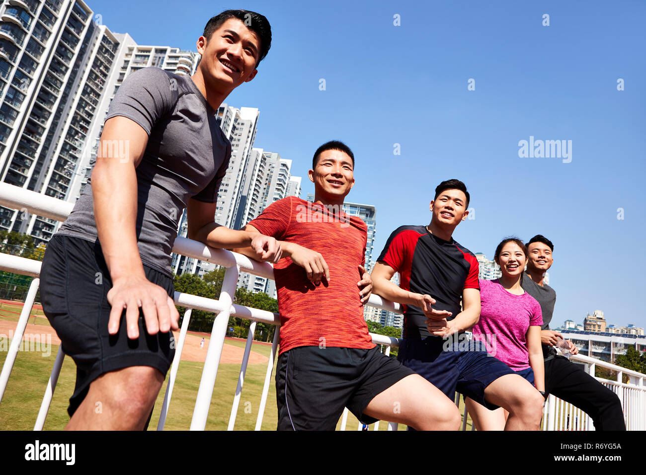 Groupe de professionnels jeunes athlètes asiatiques se détendre après la formation. Banque D'Images