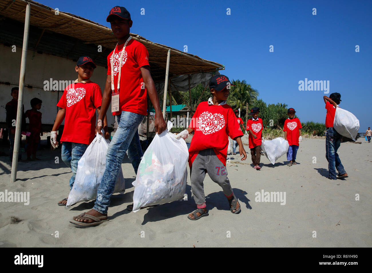 Nettoyage des côtes internationales à Saint Martin Personnalités liées à l'île organisé par le Bangladesh, la coordonnatrice de la campagne de nettoyage des côtes internationales i Banque D'Images