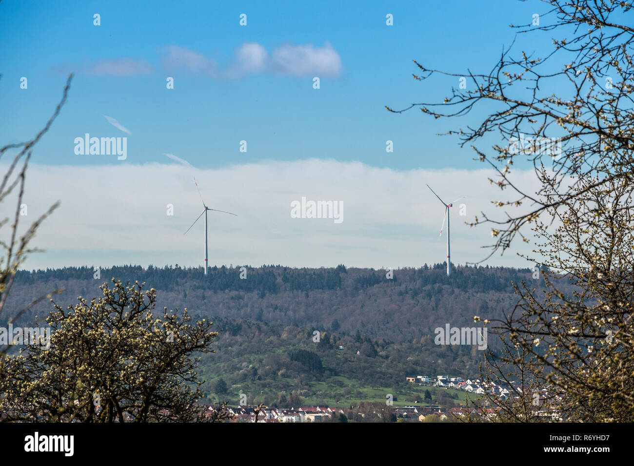 L'énergie éolienne près du village Banque D'Images