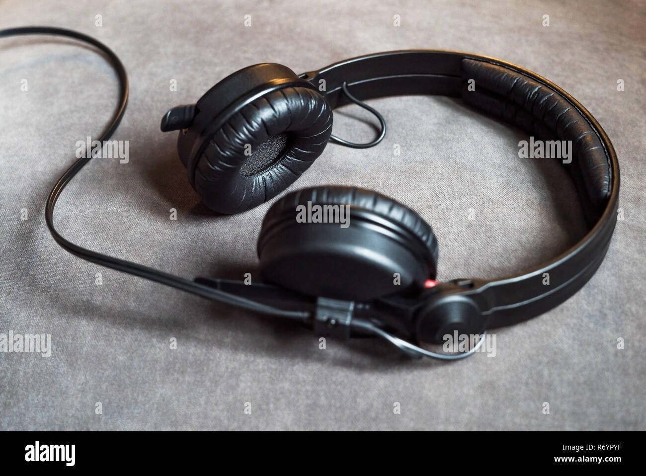 Casque audio noir hipster avec cordon couché sur fond gris Photo Stock -  Alamy