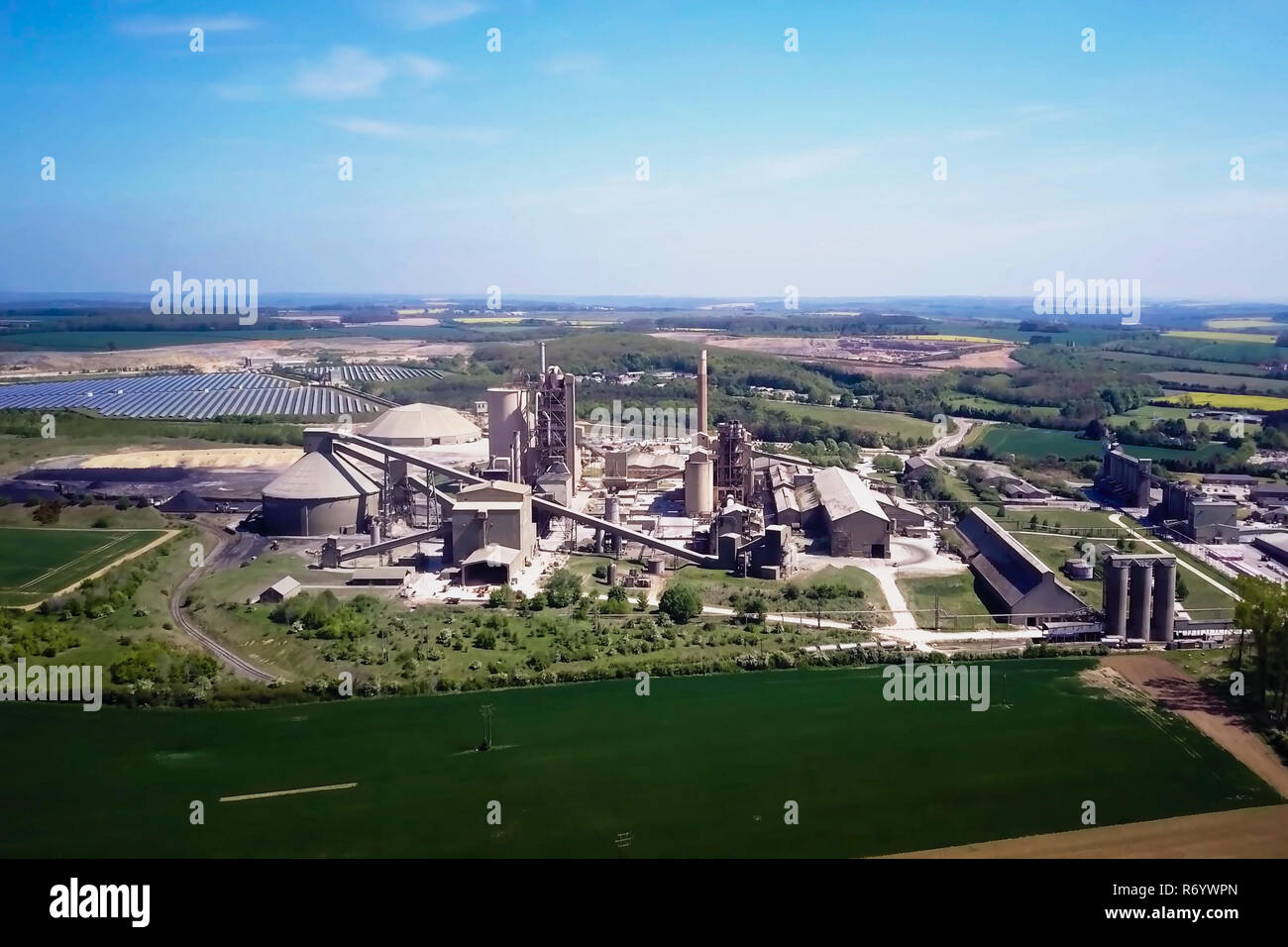 Grande usine de ciment. La production de ciment à l'échelle industrielle dans l'usine Banque D'Images