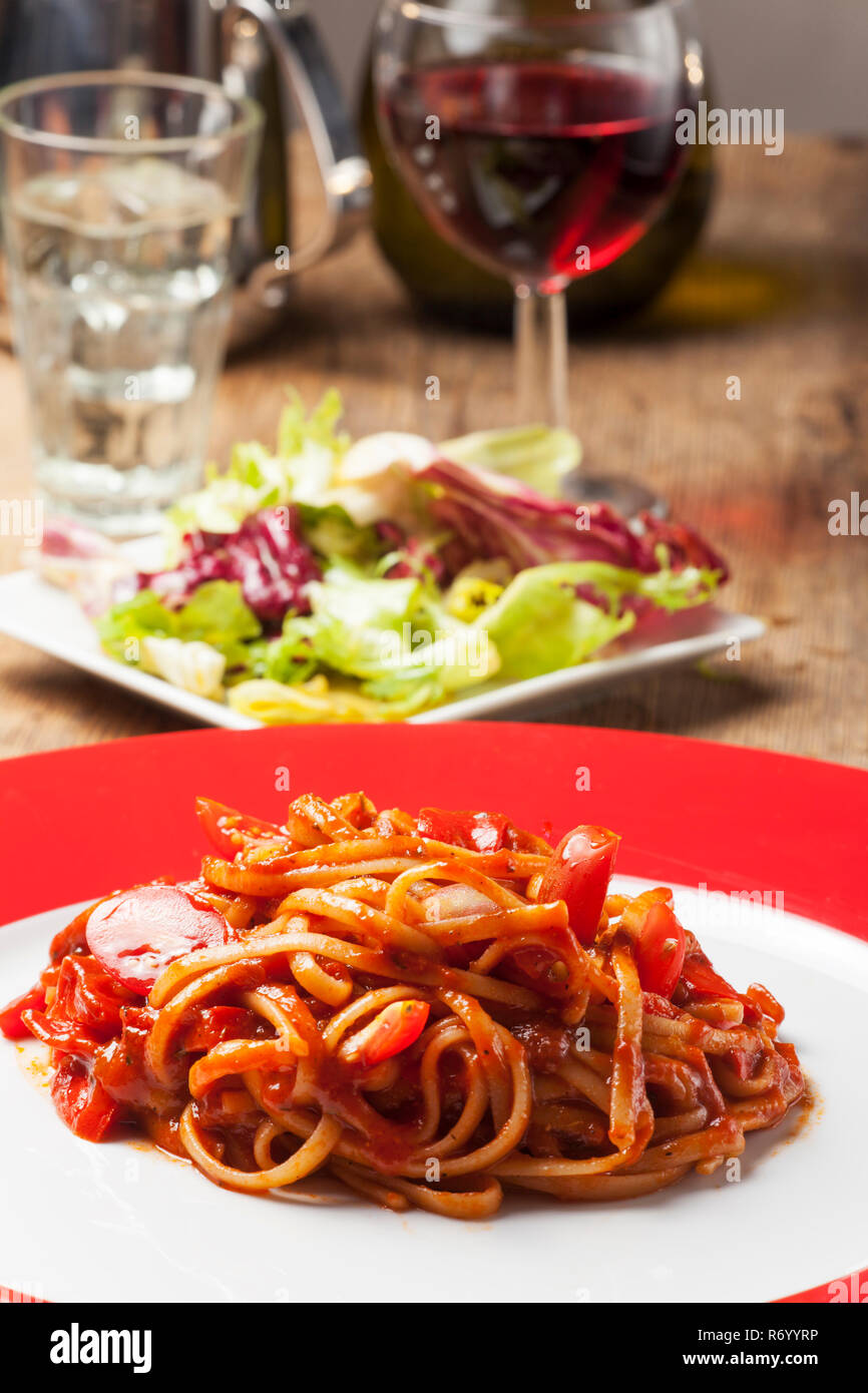 Portion de spaghetti à la sauce tomate Banque D'Images