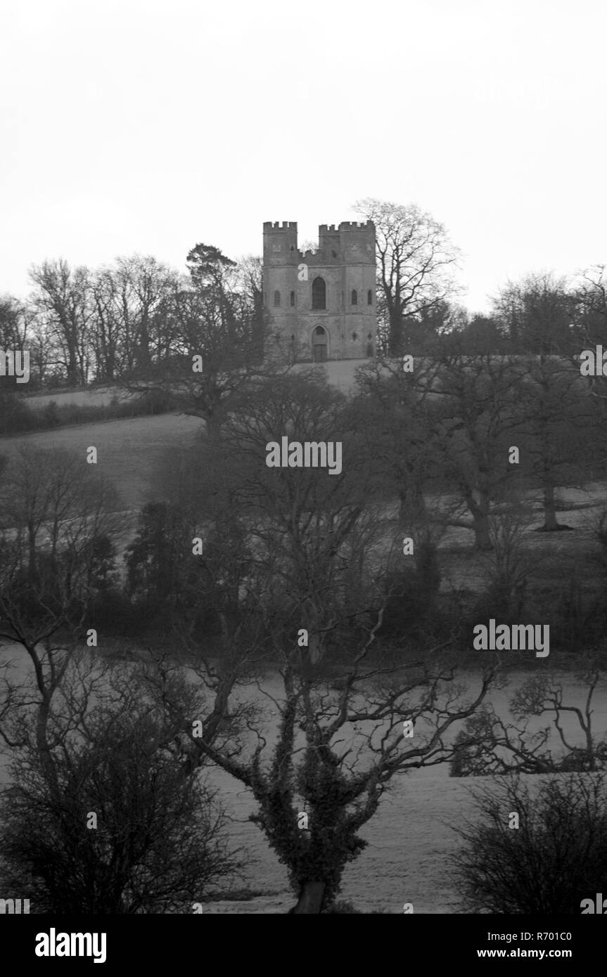 Powderham Castle Belvedere Folly Tower. Strawberry Hill architectural gothique romantique ruine au sommet d'une colline de terres agricoles. Exe Estuaire, South Devon, Royaume-Uni. Banque D'Images