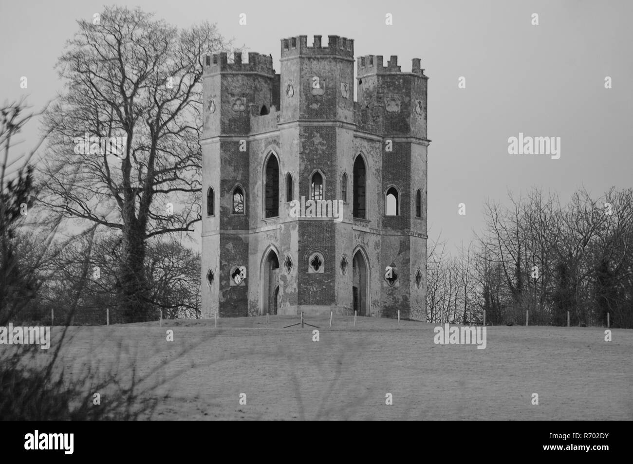 Powderham Castle Belvedere Folly Tower. Strawberry Hill architectural gothique romantique ruine au sommet d'une colline de terres agricoles. Exe Estuaire, South Devon, Royaume-Uni. Banque D'Images