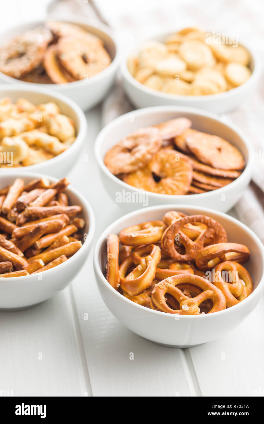 Craquelins salés mixtes et les bretzels. Banque D'Images
