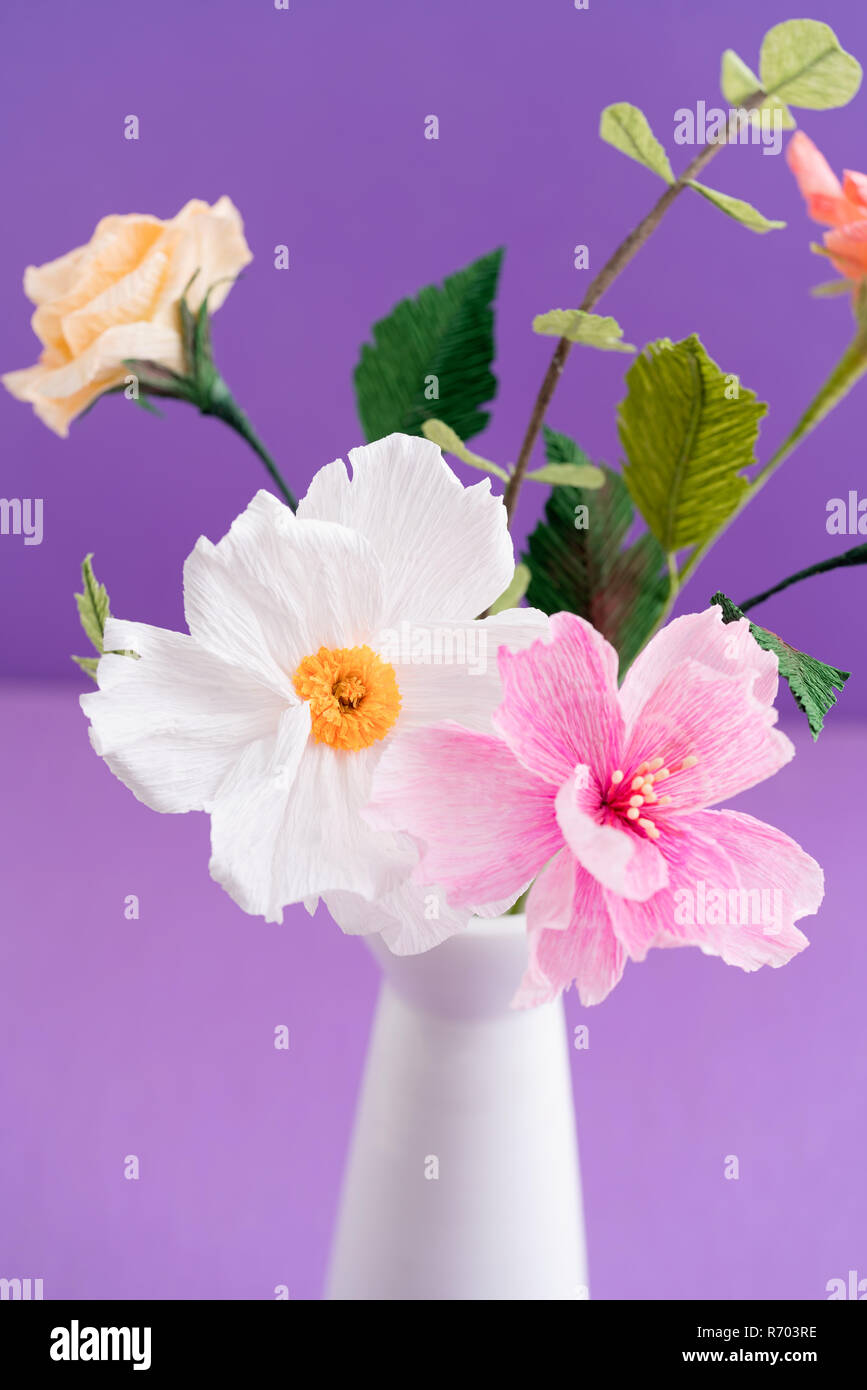 Bouquet de fleurs papier crépon Photo Stock - Alamy