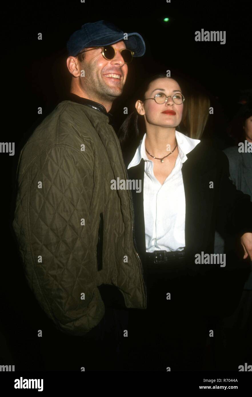 Los Angeles, CA - 6 avril : l'Acteur Bruce Willis et Demi Moore actrice assister à la "Proposition Indécente" création le 6 avril 1993 au Samuel Goldwyn Theater de Los Angeles, Californie. Photo de Barry King/Alamy Stock Photo Banque D'Images